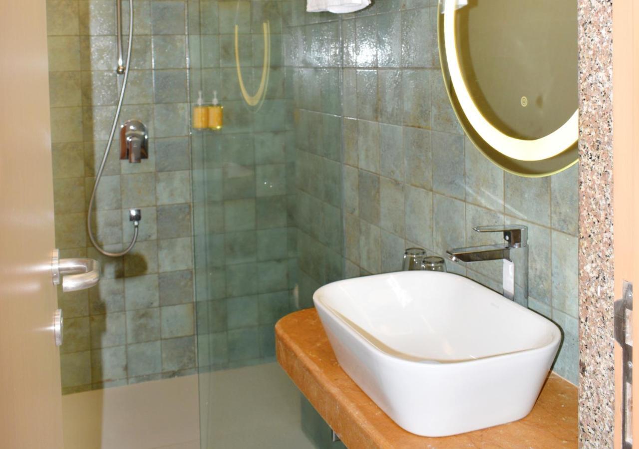 Bloom Boutique - Bandra Hotell Mumbai Exteriör bild